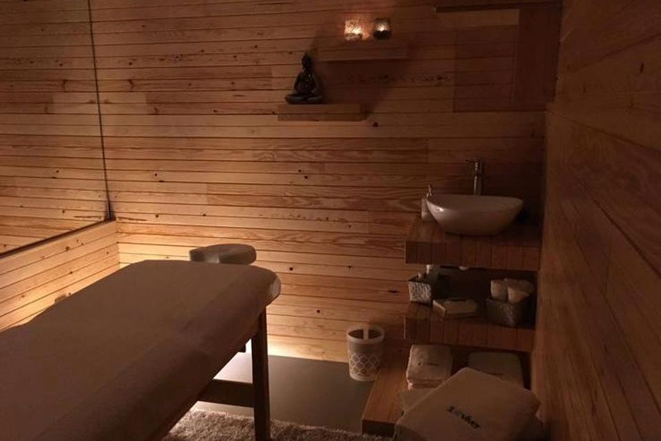 Sala de tratamentos com marquesa e luz quente